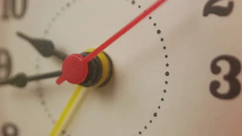 Second arrow of the mechanical alarm clock close-up 스톡 동영상 104855985