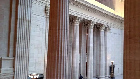 Second floor view with gimbal around the inside of Chicago's Union Station Vídeos de archivo 232081871