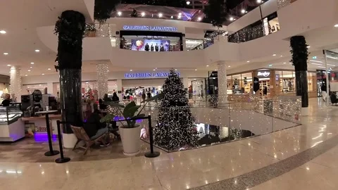 Second-floor view of multi-story Christmas tree in upscale French shopping mall Vídeo Stock 294732377