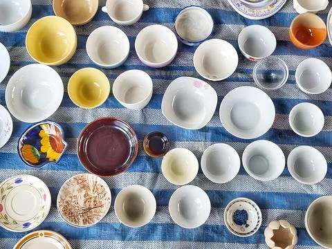 Second-hand cups are lined up in rows for sale to customers. Foto stock