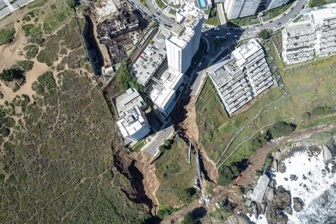 Second sinkhole due to rain puts luxury building in Viña del Mar at risk, Vina D Fotos de archivo