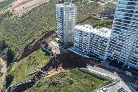 Second sinkhole due to rain puts luxury building in Viña del Mar at risk, Vina D Fotos de archivo