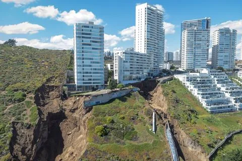 Second sinkhole due to rain puts luxury building in Viña del Mar at risk, Vina D Fotos de archivo