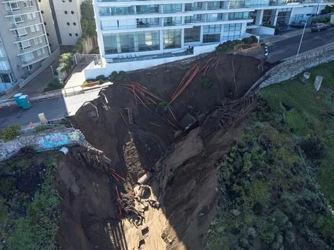 Second sinkhole due to rain puts luxury building in Viña del Mar at risk, Vina D Fotos de archivo