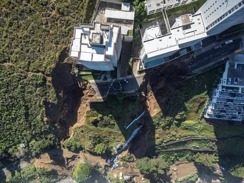 Second sinkhole due to rain puts luxury building in Viña del Mar at risk, Vina D Fotos de archivo