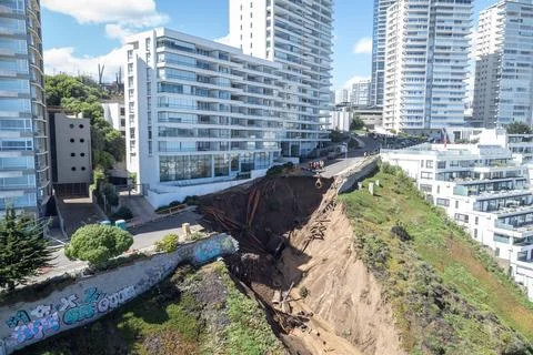 Second sinkhole due to rain puts luxury building in Viña del Mar at risk, Vina D Fotos de archivo