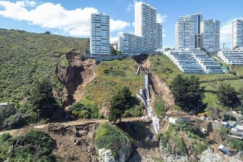 Second sinkhole due to rain puts luxury building in Viña del Mar at risk, Vina D Fotos de archivo
