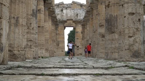 Second Temple of Hera  - a Greek temple in Paestum, Italy. 4K. Vídeos de archivo 94985825