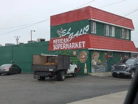 A second view of Medford’s El Gallo Mexican Supermarket 库存照片
