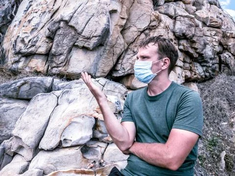 Second wave COVID 19. Young man in face mask under crisis problems, working Foto stock