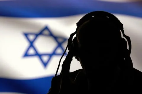 Secret agent eavesdropping on conversation, spy and scout, the Israeli flag Foto stock