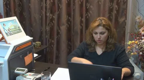 Secretary working in office 库存影片 10463493