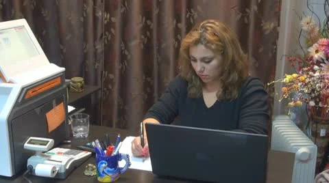 Secretary working in office 库存影片 10463565