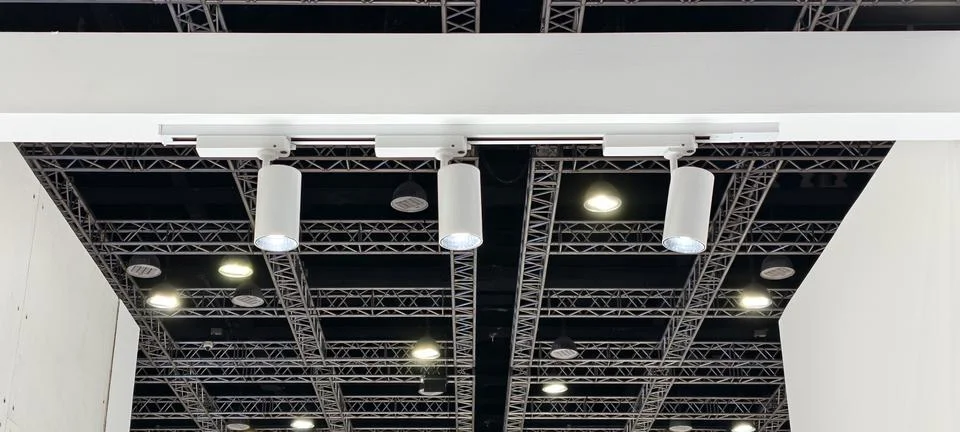 Section of ceiling with white track lighting system Foto stock