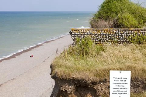 This section of the Norfolk coast at Weybourne is eroding rapidly. Sea level  Foto stock