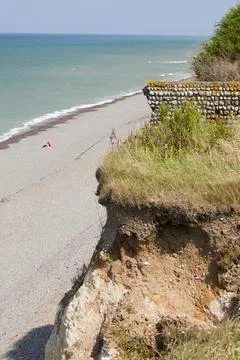 This section of the Norfolk coast at Weybourne is eroding rapidly. Sea level  Foto stock