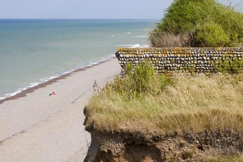 This section of the Norfolk coast at Weybourne is eroding rapidly. Sea level  Foto stock