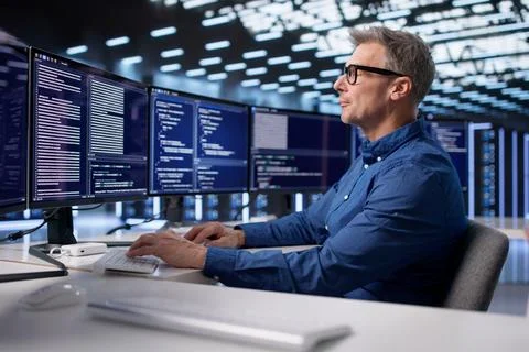 Securing Business Operations In The Cloud Data Center As Engineer Foto stock