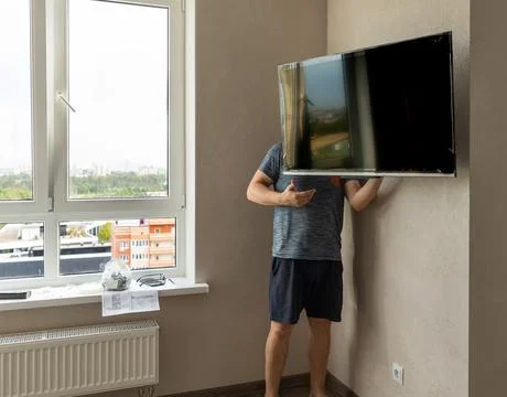 Securing the flat screen TV to the wall. Foto stock