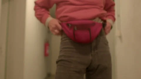 Securing waist bag with practical movements and interior lighting Vídeos de archivo 322924779