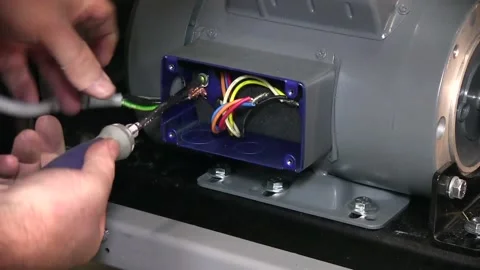 Securing wire connection on paint mixer machinery using screw driver Vídeo Stock 155421868