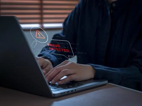 Security analyst using laptop computer with fraud detected warning interfac.. 库存照片