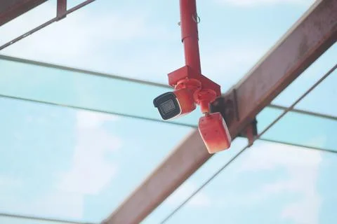Security camera is mounted on the roof of a building Stockfoto's