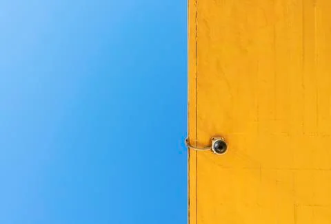 Security camera mounted on a wall Stock-Fotos