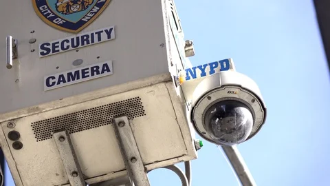 Security camera on street light post in downtown NYC 4k 库存影片 107501724
