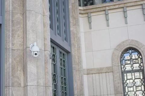 Security Camera Successfully Mounted on the Wall for Optimal Surveillance Foto stock