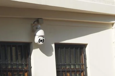 Security Camera Successfully Mounted on the Wall for Optimal Surveillance Foto stock