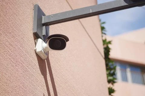 Security Camera Successfully Mounted on the Wall for Optimal Surveillance Foto stock