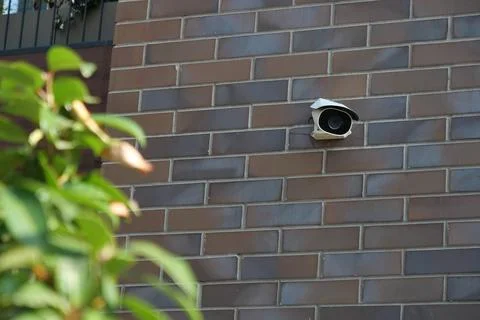 Security Camera Successfully Mounted on the Wall for Optimal Surveillance Foto stock