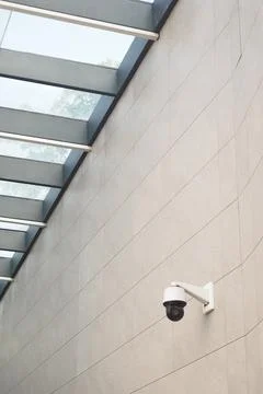 Security Camera Successfully Mounted on the Wall for Optimal Surveillance Foto stock