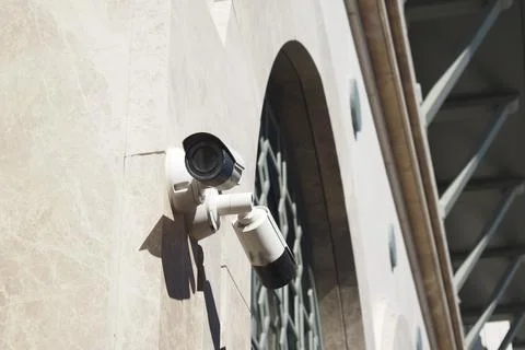 Security Camera Successfully Mounted on the Wall for Optimal Surveillance P.. Foto stock
