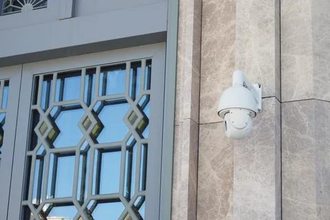 Security Camera Successfully Mounted on the Wall for Optimal Surveillance P.. Foto stock