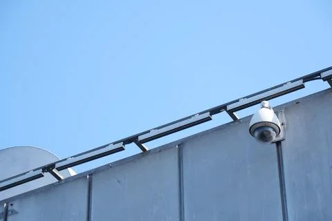 Security Camera Successfully Mounted on the Wall for Optimal Surveillance P.. Foto stock