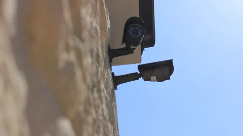 Security cameras on the wall Vídeo Stock 42694688