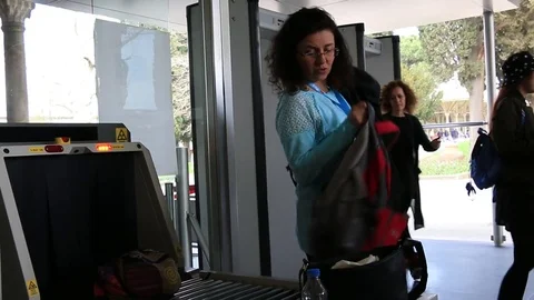 Security checkpoint with metal detector Vidéo 74024797