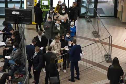 Security checks for the presence of a QR code at the entrance 스톡 사진