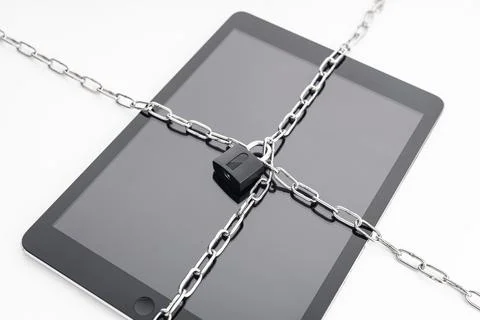 Security on digital tablet. Chain and padlock on tablet. Cyber security on Stockfoto's