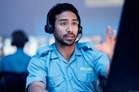 Security dispatch, computer and man with problem, emergency and monitor CCTV Foto stock