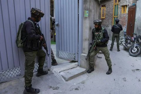 Security forces launch cordon-and-search operation in Srinagar, India - 12 Sep 2 Fotos de archivo
