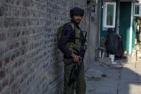 Security forces launch cordon-and-search operation in Srinagar, India - 12 Sep 2 Fotos de archivo