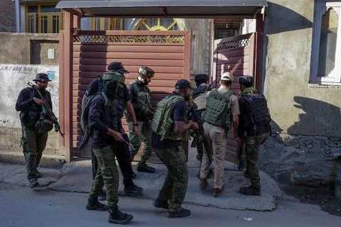 Security forces launch cordon-and-search operation in Srinagar, India - 12 Sep 2 Fotos de archivo