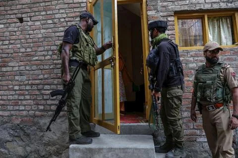 Security forces launch cordon-and-search operation in Srinagar, India - 12 Sep 2 Fotos de archivo