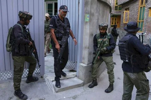 Security forces launch cordon-and-search operation in Srinagar, India - 12 Sep 2 Fotos de archivo