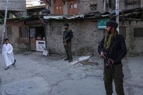 Security forces launch cordon-and-search operation in Srinagar, India - 12 Sep 2 Fotos de archivo