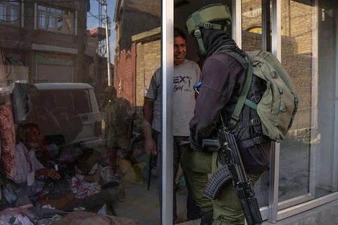 Security forces launch cordon-and-search operation in Srinagar, India - 12 Sep 2 Fotos de archivo