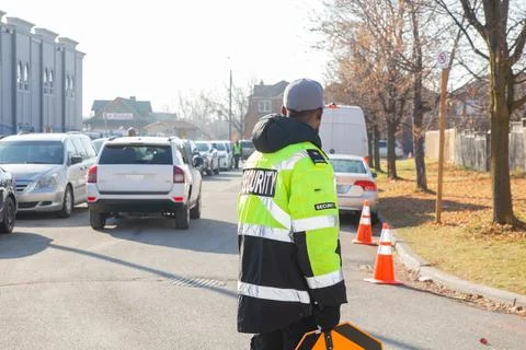 Security guard conducting access control and traffic control Stockfoto's